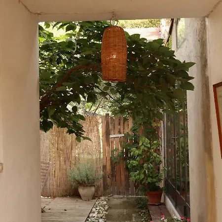 Pensión La Summer House Avec Jardin Arlés